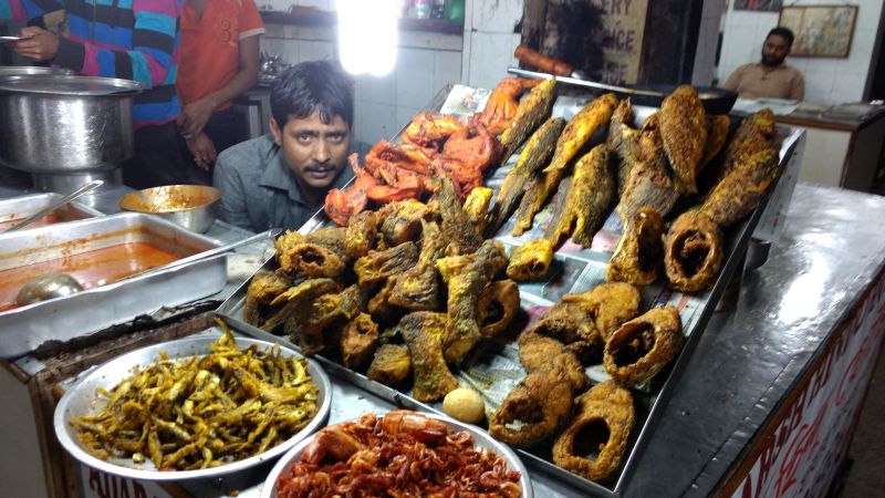 Indian Streetfood: Waiting for the customer. 